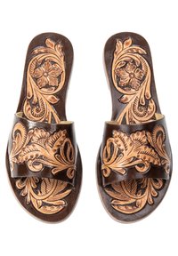 Bruine leren sandalen met ingewikkelde bloem- en wijnstokkenrelief. Het ontwerp heeft een brede band en een gevormde voetbed.