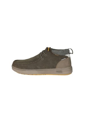 Botines de ante marrón con forro de textil gris, punta redonda y acentos amarillos. Cuentan con una suela de goma flexible y cierre con cordones.