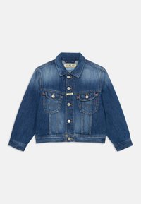 Chaqueta de mezclilla en azul medio con mangas largas, cierre de botones, dos bolsillos en el pecho y un cuello clásico. Presenta costuras en contraste.