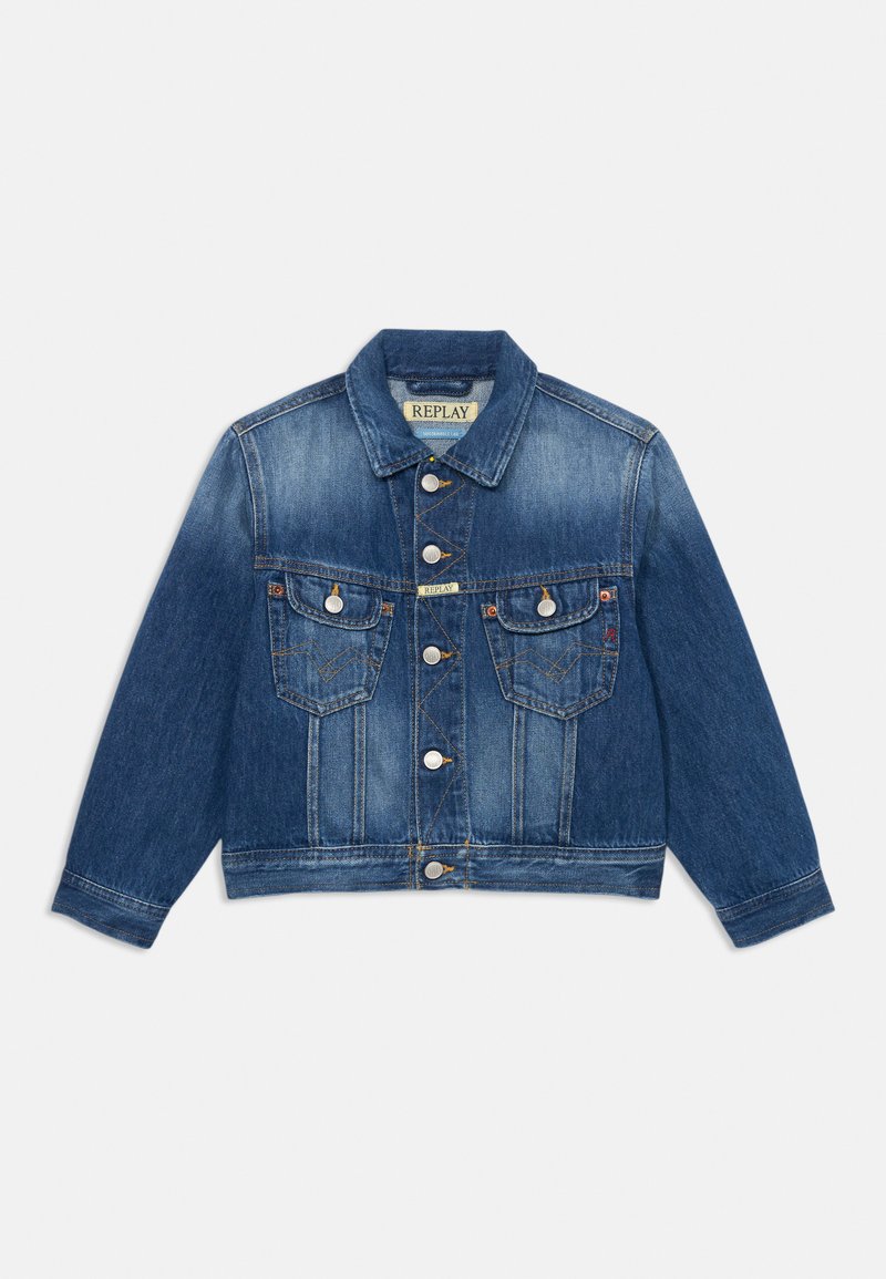 Chaqueta de mezclilla en azul medio con mangas largas, cierre de botones, dos bolsillos en el pecho y un cuello clásico. Presenta costuras en contraste.