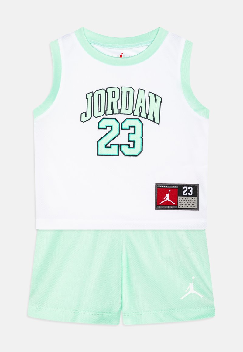 Balta be rankovių maikutė su mėtos žalia apdaila, ant kurios didelėmis juodomis raidėmis užrašyta "JORDAN 23". Mėtos žalios šortai su logotipo pleistru.