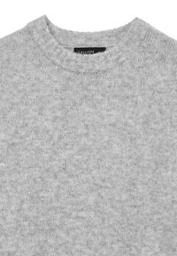 Grauer Strickpullover mit einem runden gerippten Kragen, aus weichem, strukturiertem Stoff gefertigt. Das Design ist schlicht, ohne sichtbare Muster oder Akzente.