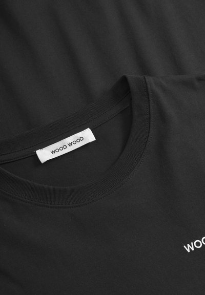 Tricou din bumbac negru cu guler rotund, având o etichetă albă "WOOD WOOD" cusută în guler. Textură netedă, design simplu.