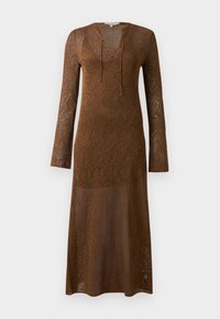 Abito marrone a maniche lunghe realizzato in tessuto di pizzo lavorato a maglia, con scollatura a V profonda e dettaglio di nodo. La texture stampata si estende su tutta la superficie dell'indumento.