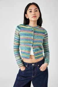 Gestreifter, aufgeknöpfter Cardigan in Grün, Blau und Pastellfarben. Der Strickstoff hat einen geribbelten Saum und Bündchen sowie ein kurzes Design.