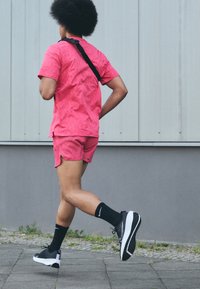 Nike Performance INTERACT RUN - Chaussures de running - black/white/anthracite