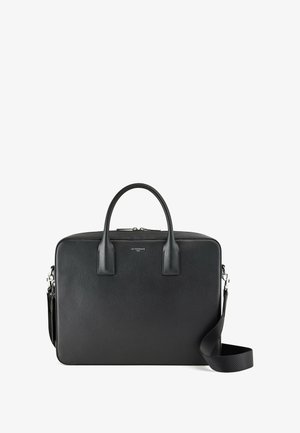 Malette en cuir noir avec une finition texturée, double poignées supérieures et une bandoulière amovible. Dispose d'une fermeture à glissière et d'un design minimaliste.