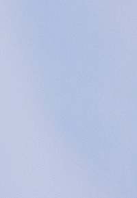 Tessuto blu chiaro con una sottile texture diagonale. Superficie liscia con un colore uniforme e senza pattern o dettagli visibili.