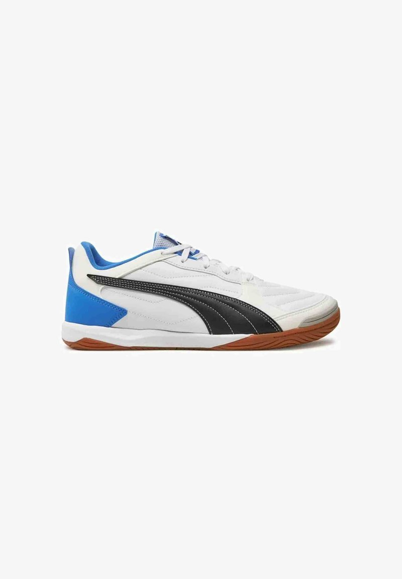 Zapatilla deportiva blanca con una franja lateral negra, acentos azules y una suela texturizada para agarre. Diseñada con una parte superior de malla para transpirabilidad.
