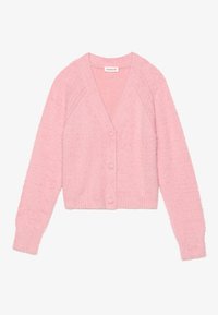 Rozā, pūkains kardigāns ar V veida kakla izgriezumu, piecām pogām un ribotām malām. Iespējas raglanu piedurknes un mīkstu, teksturētu materiālu.