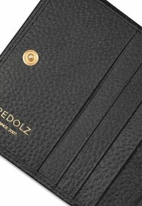 Zwarte gestructureerde portemonnee met gouden hardware, voorzien van meerdere kaartsleuven en ingebosselde branding, die een verfijnd ontwerp en materiaalkwaliteit laat zien.