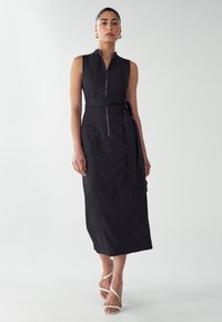 WILLA TAMA  - Etuikleid - black