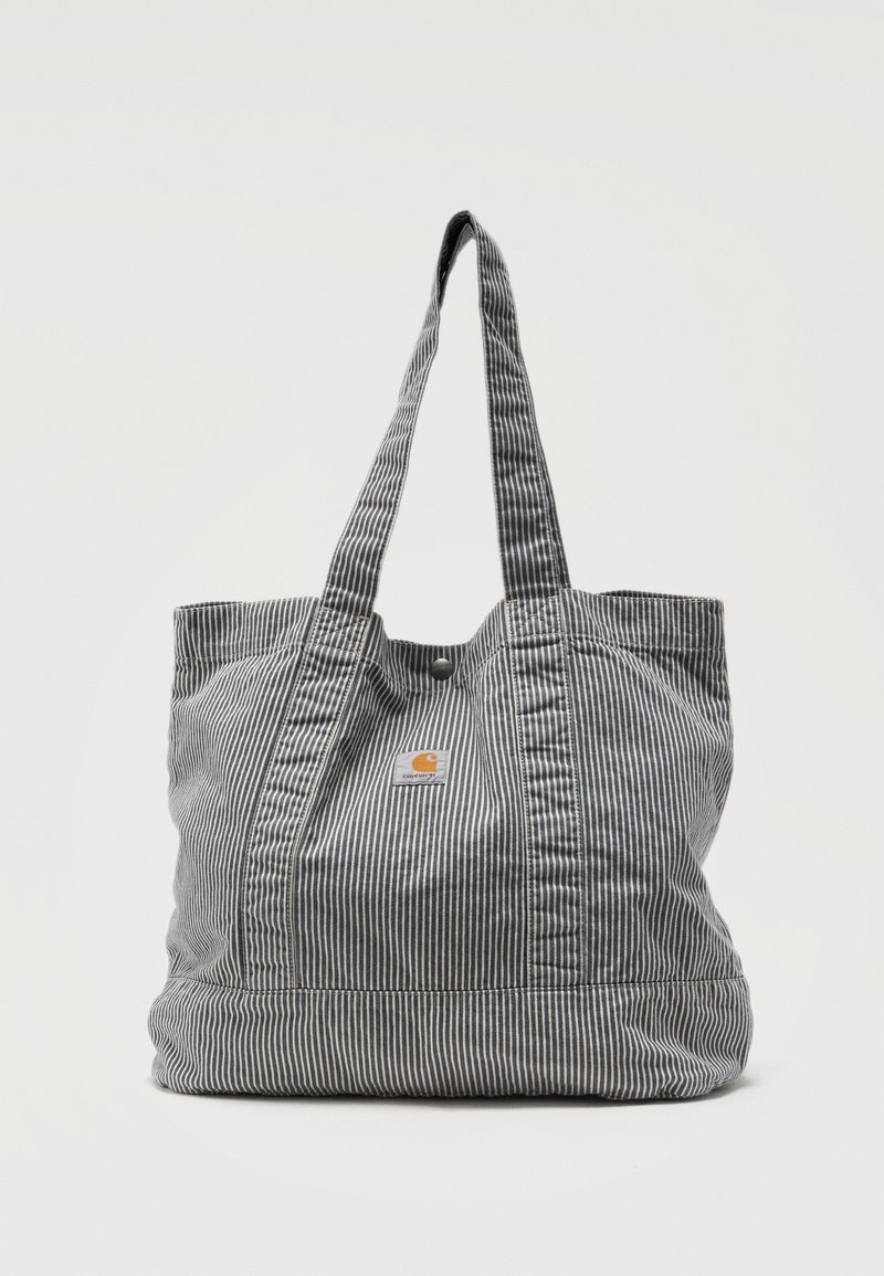 Μεγάλη τσάντα tote με κάθετες ρίγες σε γκρι και λευκό χρώμα, με μακριές λαβές και μικρό λογότυπο Carhartt στην κεντρική μπροστινή πλευρά.