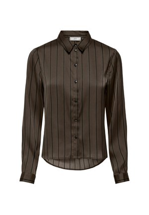 Blusa de satén marrón con rayas negras verticales, mangas largas, cuello puntiagudo y cierre de botones, que presenta un dobladillo curvado y una textura suave.