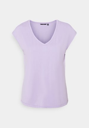 Lavendelkleurig shirt met korte mouwen en V-hals, losvallende pasvorm en licht gebogen zoom, afgebeeld op een effen lichtgrijze achtergrond.