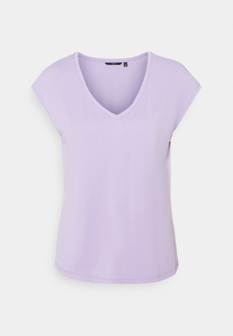 Chemise lavande à manches courtes et col en V, coupe décontractée avec un ourlet légèrement arrondi, sur un fond uni gris clair.
