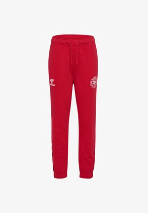 Czerwone spodnie dresowe ze ściągaczami na nogawkach, z białym logo Hummel na lewej uda i emblematem Duńskiego Związku Piłki Nożnej na prawej uda.