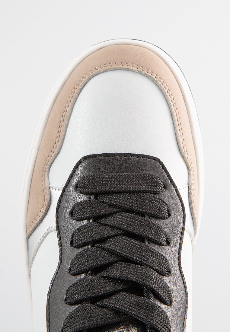 Scarpa di pelle bianca con superficie liscia, lacci grigi e dettagli in suede beige. Presenta una punta rotonda e cuciture a contrasto.