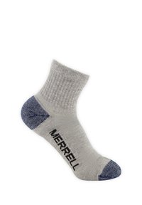 Chaussette grise à la cheville avec talon et bout bleu foncé, texte noir "MERRELL" sur le côté, bord côte, présentée sur un fond blanc.