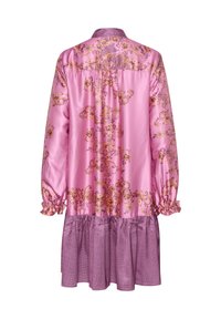 Ružový saténový šaty s dlhými rukávmi, kvetinovým vzorom v zlatej farbe, zberaný výstrih a textúrovaný volánový lem v tmavšej ružovej s malým vzorom.