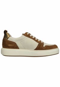 Sneakers med en överdel i vitt läder, bruna mockadetaljer och en metallisk guldklack. Har runda skosnören och en vit gummisula.