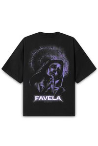 Sort bomulds T-shirt med et livligt lilla grafik af en bedende figur omgivet af pigtråd, med "FAVELA" tekst nedenfor.