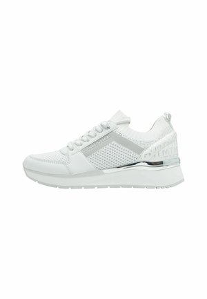 Sneaker bianca con tomaia in mesh, colletto imbottito e accenti metallici. Presenta una suola bianca spessa, design con lacci e branding sul lato.