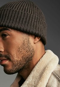 Next REGULAR FIT - Gorro - brown