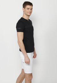 Koroshi SHORT SLEEVE - Apdrukāts T-krekls - black