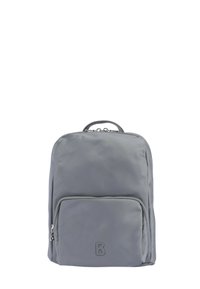 Zaino in nylon grigio con superficie liscia, forma rettangolare, tasca frontale con zip e lettera "B" in rilievo nell'angolo inferiore.