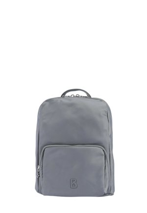 Grauer Nylon-Rucksack mit glatter Oberfläche, rechteckiger Form, vorderer Reißverschlusstasche und geprägtem Buchstaben "B" in der unteren Ecke.