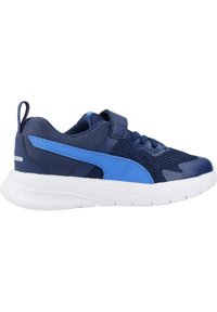 Zapatilla deportiva azul hecha de malla y materiales sintéticos. Presenta una correa de Velcro y cordones, con una suela de goma blanca y acentos azules en contraste.