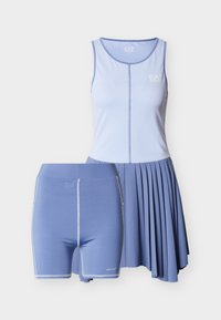 Ανοιχτό μπλε αμάνικο φόρεμα τένις με πιεττέ φούστα και ταιριαστά εφαρμοστά σορτς ποδηλασίας με λευκές ραφές.