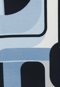 Abstrakter Stoff mit einem welligen Muster in Hellblau, Dunkelblau und Weiß, mit einer gerippten Textur und sanften Kurven.