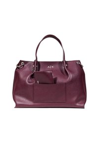 Borsa a tracolla in pelle borgogna con finitura testurizzata, manici doppi e tasca frontale contenente una piccola pochette coordinata. Finiture in hardware argentato.