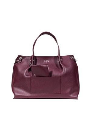 Borsa a tracolla in pelle borgogna con finitura testurizzata, manici doppi e tasca frontale contenente una piccola pochette coordinata. Finiture in hardware argentato.