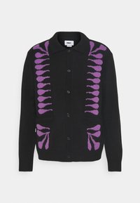 Svart kCardigan av stickad tyg, med ett djärvt lila bladmönster på båda sidor, med krage och knappstängning framtill.