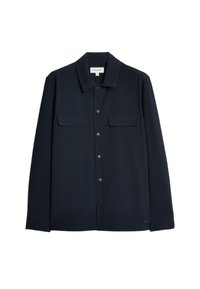 Camisa de botones azul marino hecha de tela suave, con cuello extendido, dos bolsillos en el pecho y un dobladillo recto. Textura sutil sin patrones visibles.