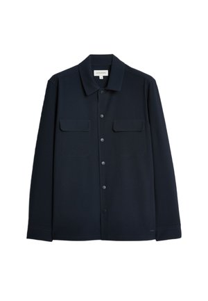 Marineblauw button-up overhemd van zachte stof met een spread collar, twee borstzakken en een rechte zoom. Subtiele textuur zonder zichtbare patronen.
