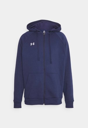 Marineblaues Zip-Hoodie aus weichem Material, mit Kapuze, Vordertaschen, gerippten Bündchen und einem kleinen weißen Logo auf der Brust.