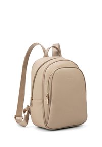 Zaino in finta pelle beige con due scomparti zip, spallacci regolabili e dettagli in hardware dorato, caratterizzato da una finitura liscia e texturizzata.