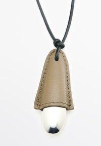 Collana con pendente in pelle, con un rivestimento in pelle marrone e una punta in metallo argentato lucido. Presenta un cordino nero con un nodo.