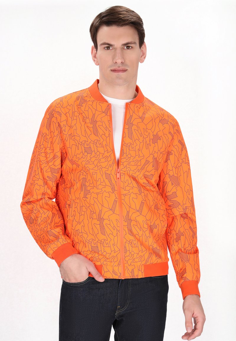 Giacca bomber arancione brillante con un motivo geometrico in un arancione più chiaro. Presenta una chiusura a zip e polsini e cintura a costine.