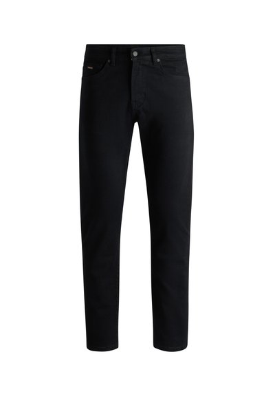 Jeans slim noirs avec cinq poches, fermeture à bouton et passants de ceinture, présentés sur un fond blanc.