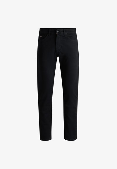 Jeans slim noirs avec cinq poches, fermeture à bouton et passants de ceinture, présentés sur un fond blanc.