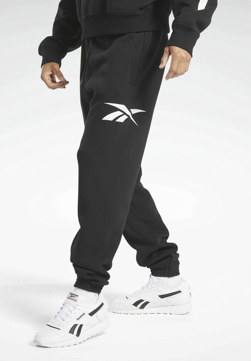 Reebok Classic CLASSICS PROUD PANTS - chalk/sort - Zalando.dk