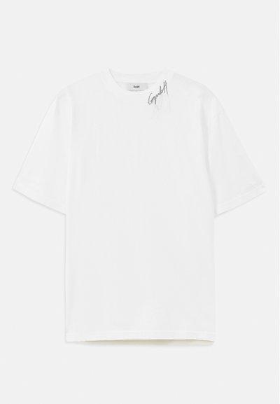 Hvid bomulds t-shirt med rund hals, korte ærmer, lige kant og et diskret sort logo syet på øverste venstre side.