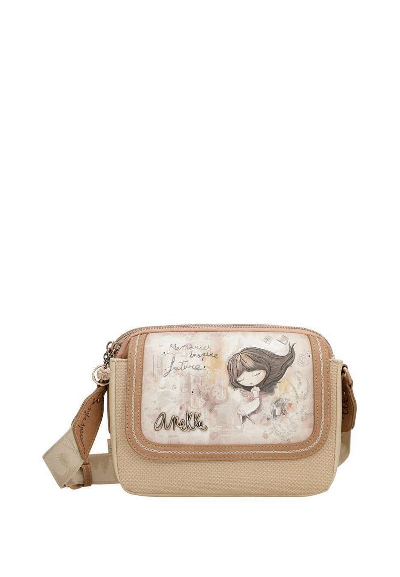 Beige Umhängetasche mit strukturiertem Finish, ausgestattet mit einem transparenten Frontpanel, auf dem sich ein Cartoon-Mädchen und Text befinden. Verstellbarer Riemen und Reißverschluss.