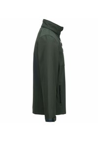 Giacca softshell verde scuro con colletto alto, tasche laterali con zip e polsini a contrasto. Texture liscia con linee pulite e design minimalista.