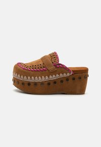 OVERSTITCHINGATED - Ciabattine con tacco - cognac